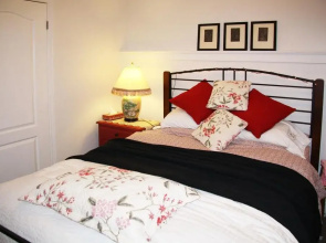 2 Moon Cottage Bed & Breakfast