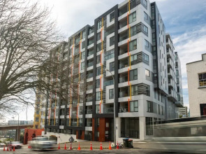Toodle's Pristine inner-city nest with carpark