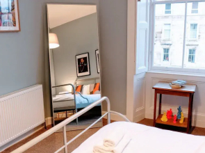 Stylish Apartment in Edinburgh s New Town