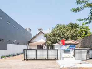 Super OYO 1568 Stasiun Ka Cirebon Guest House