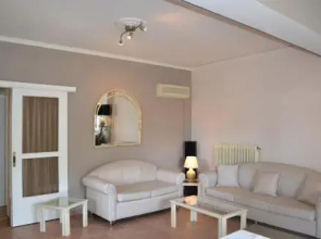 Unwind in a Spacious flat with Gardens near Beach