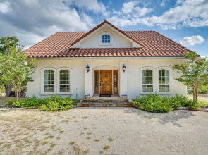 Jonestown Retreat w/ Deck: 6 Mi to Lake Travis!