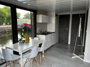 New houseboat 2 bedrooms