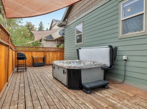 Hot-tub, Pet-friendly, 30 min to Mt Bachelor!