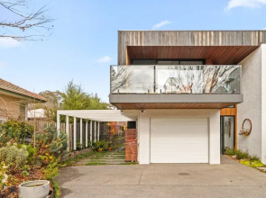 Luxurious 2-bed: Pool, Lift, Dining