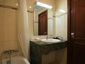 Parque Mourabel, Oasis Village, Pe do Lago