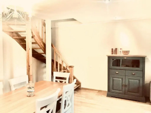 Cozy city penthouse apartment, free parking