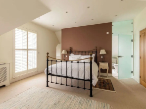 Light-filled Family-friendly Beach House