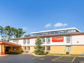 Econo Lodge Inn and Suites Stevens Point