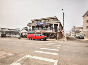 Cozy Hampton Cottage w/ BBQ - Walk to Ocean!