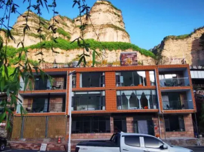 Linzhou Waterfront mountain home stay