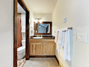 New Listing! Refined Resort-style Ski 1 Bedroom Condo