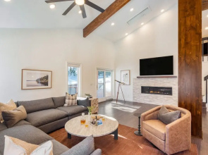 Explorer by Avantstay Close to Slopes Game Room Guest Suite