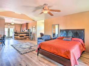 Dreamy Desert Studio w/ Deck + Pool Access!