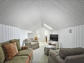 3BR 1.75BA Stylish Hyde Park House by RedAwning