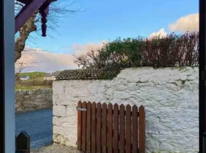 The Gorgeous and Historic Wee Green House