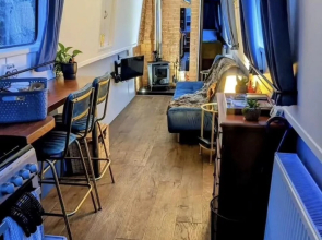 Narrowboat With Hot Tub, Spa, Cruising And More