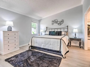 Inviting Lady Lake House: In the Village!