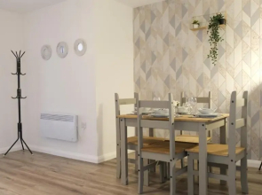 Modern Contractors & Family Apartment - Central Location inc Private Parking