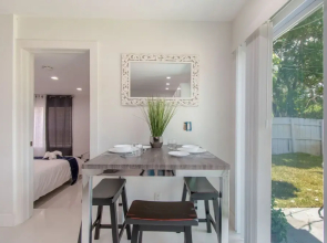 Dania Beach Beauty 3BR with Hot Tub