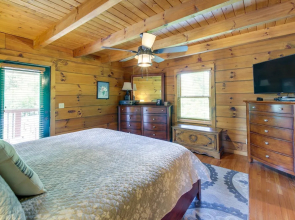 Sevierville Cabin w/ Hot Tub & Mountain-view Deck