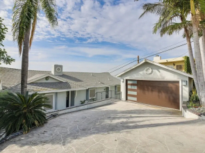 Convenient Whittier Retreat: Furnished Deck, Views