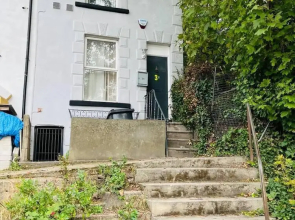 Stunning 2-bed House in Chatham