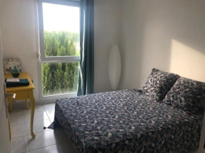 Chambre dans appartement avec vue sur le port