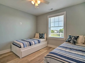 Gorgeous Newly Built Home: Golf Course View!