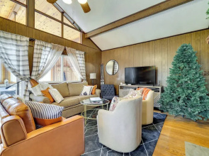 Cozy Pocono Lake Cottage w/ Fire Pit + Ping Pong!