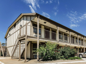 Econo Lodge University