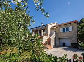 Colourful Seaview Apartment