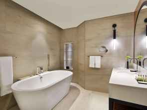 Отель Double Tree by Hilton Dubai Business Bay