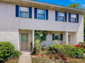 Inviting Condo With an Outdoor Pool, Washer/dryer, & AC - Near the Beach