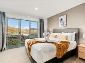 2-Bedroom Remarkables Apartment