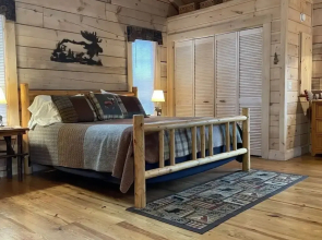 Private and Perfect! - hot tub, king bed, fireplace - dog and motorcycle friendly Studio Cabin by RedAwning