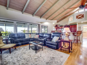 Honomu Home w/ Screened Lanai + Ocean Views!