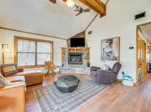 Broken Bow Cabin w/ Hot Tub ~ 5 Mi to State Park!