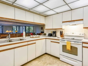 Beachfront 2bdr Condo, Pool & Hot Tub w/ Ocean Views Papaya Place by Avantstay