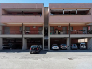Charming 2-bed flat  balcony & parking
