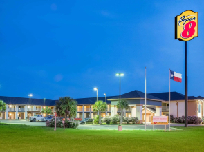 Super 8 by Wyndham Dilley TX