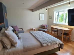 Kowhai Studio -private opposite golf course in central Wanaka