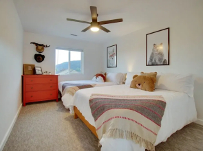 Modern Donnelly Cabin w/ Private Hot Tub