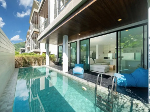 Vibrant Beach Life at Kata Villa UTK4