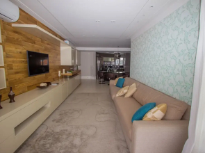 Duplex na Riviera à 70m da praia e próximo ao Shopping.