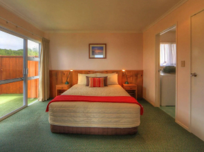 Islander Lodge Apartments