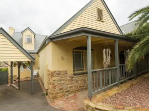 Quiet Court Location - Sleeps Up To 8 People