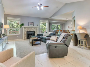 Deck & Greenbelt Access: Lovely Austin Home