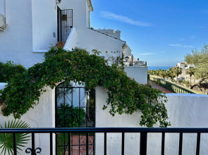 Casa con terraza y hermoso jardín comunal