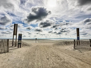 Myrtle Beach Cottage, Walk to Pools + Beach!